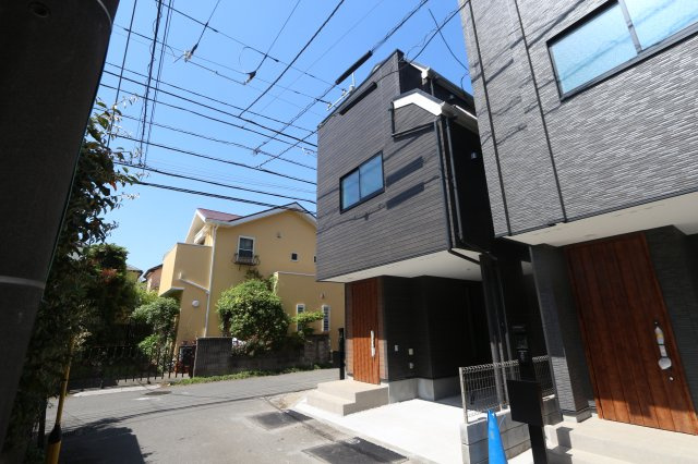 【MIRASUMO】国分寺市東戸倉207③の外観|ビルトインガレージで大切なお車を雨風から守れます。