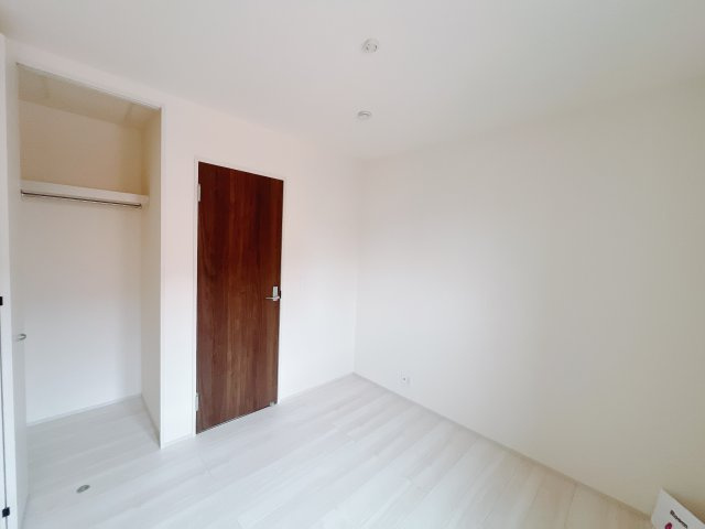 【新築戸建】高崎市新町第24　の洋室|■2階洋室｜お子様の一人部屋にピッタリな洋室。木のぬくもりを感じるフローリングは、天然木の味わいが時とともに深みを増していきます。また、傷にも強く、フリーワックスでお手入れもラクラクです♪