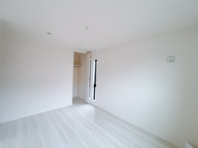 【新築戸建】高崎市新町第24　の洋室|■2階洋室｜ナチュラルカラーの床です。模様替えなどとても楽しく工夫できます♪陽当たり、風通しもとても良いので毎日快適な生活スタートです！子供部屋にも良いですね♪