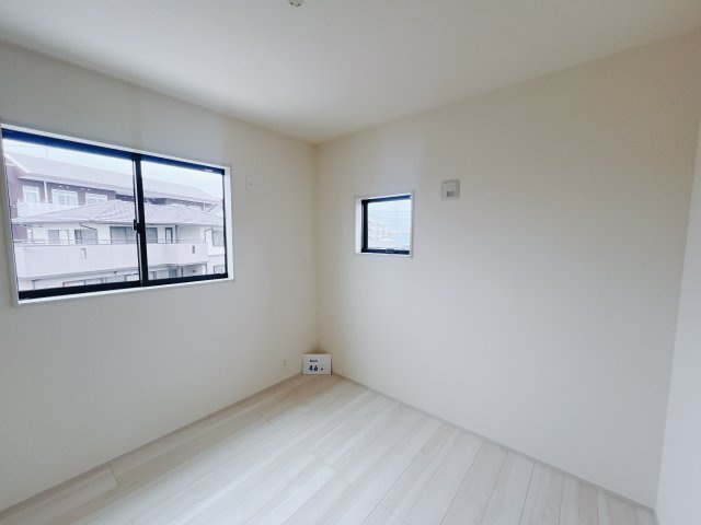 【新築戸建】高崎市新町第24　の洋室|■2階洋室｜2階洋室には大きな窓をご用意しています。日中はあたたかな日差し差し込み自分時間も充実できますね＾＾