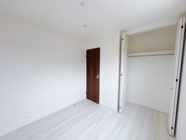【新築戸建】高崎市新町第24　の洋室|■2階洋室｜2階各居室には収納をご用意しています♪常にお部屋を綺麗に保てます！小さなお子様も自然とお片付けができるようになるのでうれしいですよね！