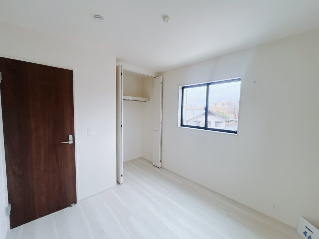 【新築戸建】高崎市新町第24　の洋室|■2階洋室｜全部屋フローリングなので、お掃除がしやすいです♪大きな収納もあって嬉しい！