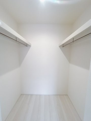 【新築戸建】高崎市新町第24　の収納|■WIC｜お気に入りのお洋服もシワを作らずきれいに管理ができる夢のウォークインクローゼット！今お使いの収納ケースもスッポリそのまま収まる広さです♪