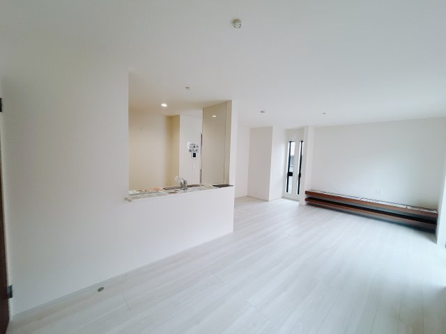 【新築戸建】高崎市新町第24　の居間・リビング|■リビング｜大きい窓からあたたかいたっぷりの光が入ります♪開放的な空間で毎日をもっと快適に(*＾＾*)