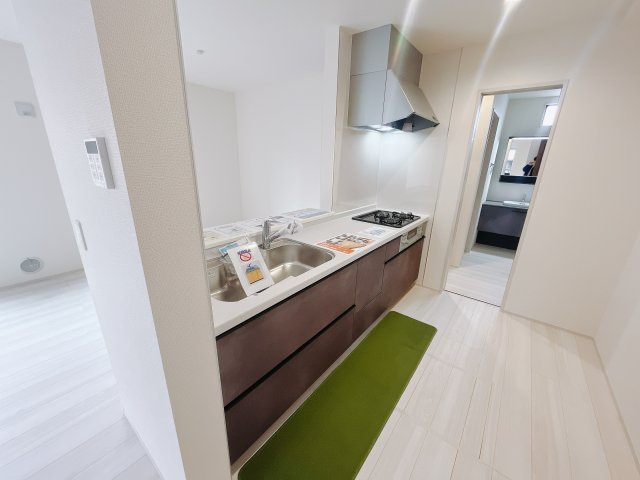 【新築戸建】高崎市新町第24　のキッチン|■キッチン｜ワークトップの幅が広く、お子様といっしょにお料理をつくったり、ちょっとしたパーティーも楽しめます。フラットなのでお掃除がしやすいのもポイントです♪