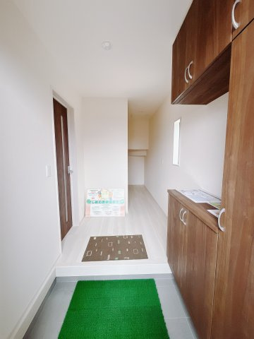 【新築戸建】高崎市新町第24　の玄関|■玄関｜「玄関から、我が家を心地よく。自然の風や光を感じられる気持ちのいい玄関へ。」永く居心地のいい暮らしを演出する快適性能と安心を両立させたドアを採用しました！