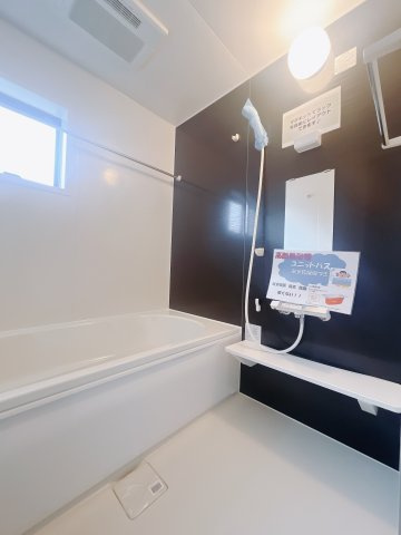 【新築戸建】高崎市新町第24　の浴室|■浴室｜デザイン性に優れた浴室♪1日の疲れを癒す、ゆったりとしたバスタイムをぜひお過ごしください(*＾＾*)大きな窓付きで嬉しい♪
