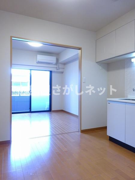 グリフォーネ横浜・伊勢町【おとり物件なし】#学生・社会人にオススメ！初期費用分割払いOK！の居間・リビング