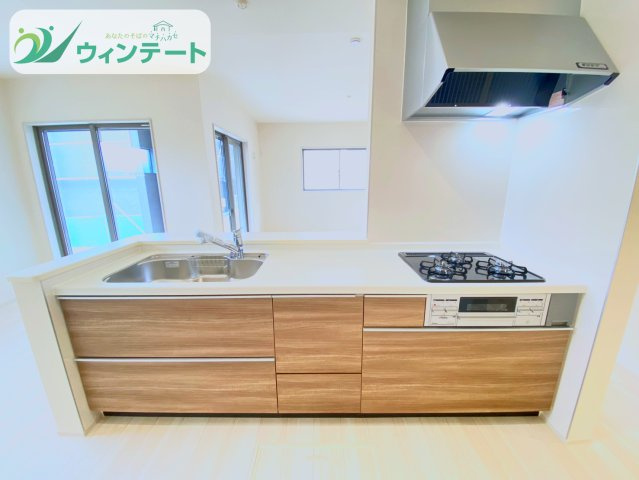 石岡市府中第1　新築戸建　3号棟のキッチン|キッチンからリビングが見える開放的な空間設計。料理をしながら家族とのコミュニケーションが楽しめます。