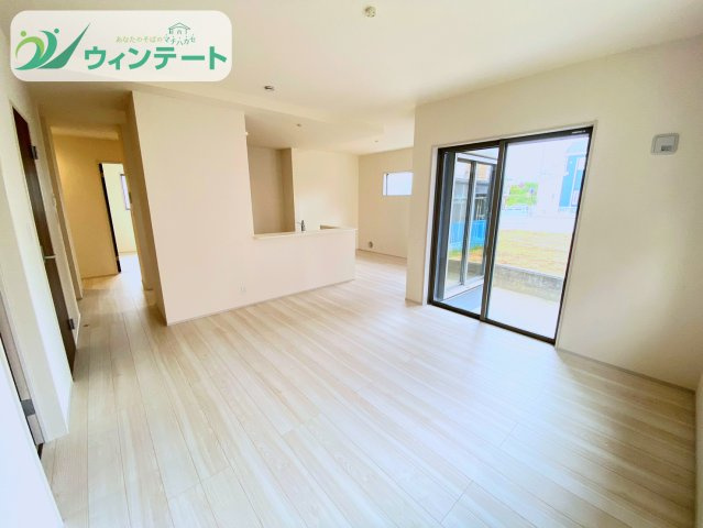 石岡市府中第1　新築戸建　3号棟の居間・リビング|対面キッチンからはリビング全体が見渡せ、小さなお子さまがいても安心。家族の絆を深める空間です。