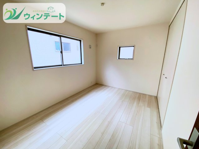 石岡市府中第1　新築戸建　3号棟の洋室|洋室は窓があり、明るく開放的な印象。収納も備えた便利な空間で、使い勝手の良い設計です。