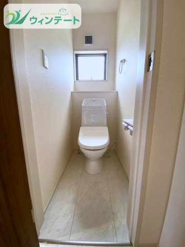 石岡市府中第1　新築戸建　3号棟のトイレ|使い勝手の良い温水洗浄便座付きトイレ。明るく清潔感のある空間で快適にご使用いただけます。