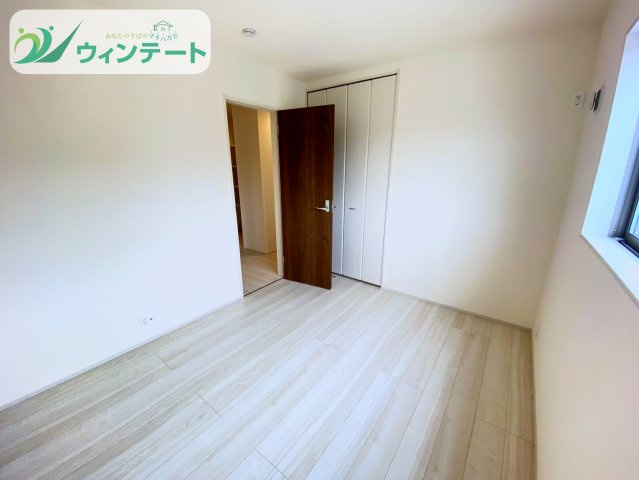 石岡市府中第1　新築戸建　3号棟の洋室|全室にしっかり採光を確保した明るい洋室。収納スペースもあり、家族それぞれのプライベート空間として快適に過ごせます。
