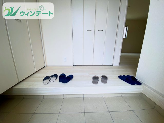 石岡市府中第1　新築戸建の玄関|明るく開放感のある玄関ホール。帰宅時にほっとする落ち着いた雰囲気が魅力です。