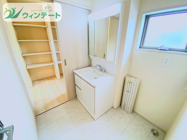 石岡市府中第1　新築戸建の独立洗面台|三面鏡タイプの洗面化粧台で、忙しい朝も快適に。収納付きで小物もすっきり整理できます。