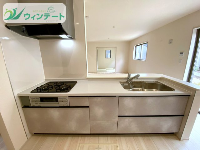 石岡市府中第1　新築戸建のキッチン|シンプルで機能的なキッチン。使いやすい動線設計で、料理も後片付けもスムーズに行えます。