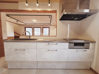 【キッチン】 | 四街道市もねの里３丁目 | お料理しながら大切な家族との会話を楽しむ。家族のコミュニケーションが生まれるキッチンです。太陽光発電+蓄電池のオール電化住宅です