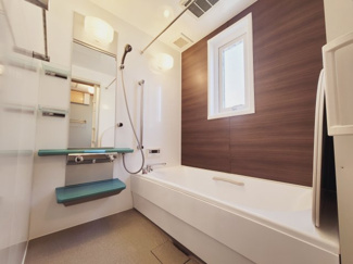 【浴室】 | 四街道市もねの里３丁目 | 一日の疲れを癒してくれる浴室は広々とした浴槽です。床はお子様やご高齢者にも優しい転倒防止タイプ。水はけを良くする機能のもありますので、お掃除もラクになりますね！