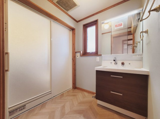 【独立洗面台】 | 四街道市もねの里３丁目 | 歯磨き、メイク、整髪。ゆとりの洗面スペースは、ご家族と時間が重なっても快適にお使いいただけます。