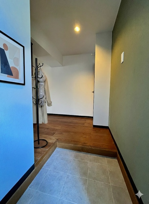 アベニール油山の玄関|【３ＬＤＫ物件】アクセントクロスお洒落に玄関周りを演出しております。広々玄関♪シューズボックス、収納が豊富です。
