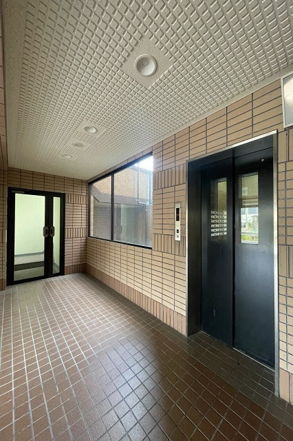 アベニール油山のロビー|☆３ＬＤＫ物件☆バス停徒歩圏内☆新婚様からファミリー様へおすすめの３ＬＤＫタイプ、エレベータ付です♪