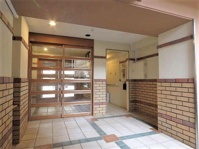 レイランド高宮のエントランス|☆駅近く☆お洒落な外観、オートロック、防犯カメラ、ＴＶモニター付インターホン、防犯安心です♪