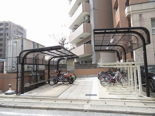 レイランド高宮の駐車場|☆駅近く☆お洒落な外観、オートロック、防犯カメラ、ＴＶモニター付インターホン、防犯安心です♪駐輪場もあって安心。