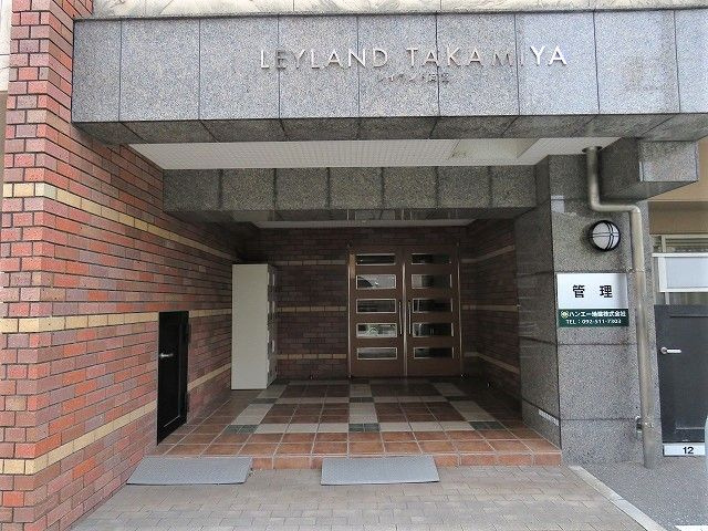 レイランド高宮のエントランス|☆駅近く☆お洒落な外観、オートロック、防犯カメラ、ＴＶモニター付インターホン、防犯安心です♪さらに宅配ボックス、メールボックス♪