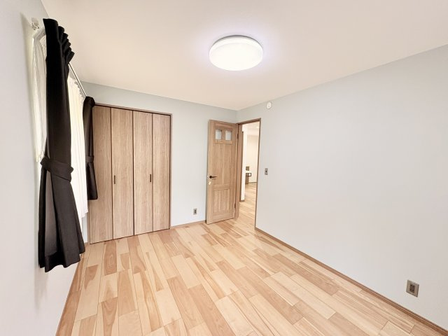 売中古戸建　中央区富塚町の洋室|1階北側の6帖の洋室。採光面は2面あり、明るい室内です。