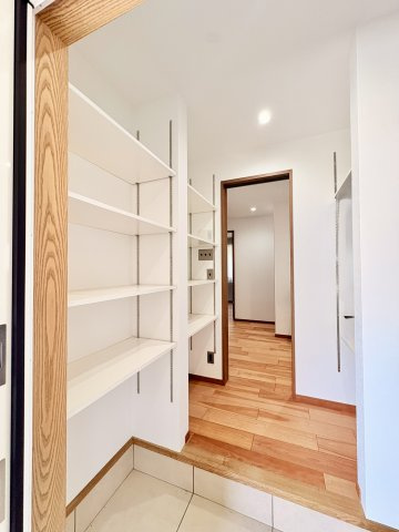 売中古戸建　中央区富塚町の内装|ガレージから入室してすぐのシューズインクローゼット。使い勝手のいい間取です。