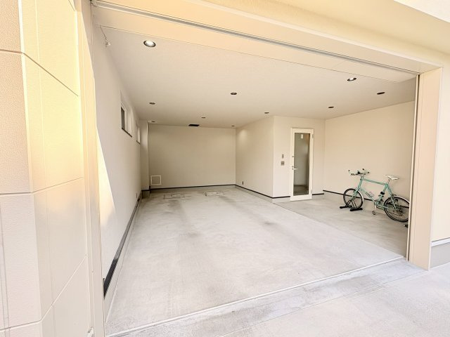 売中古戸建　中央区富塚町の駐車場|こだわりのインナーガレージは電動シャッター設置。静音タイプのシャッターで早朝深夜の開け閉めも近所迷惑になりません。