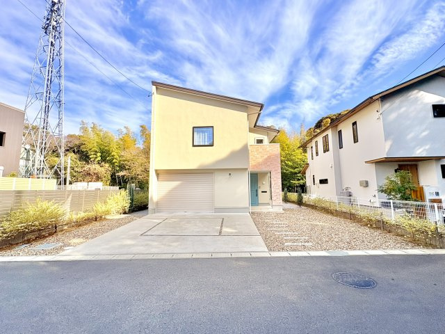 売中古戸建　中央区富塚町の前面道路含む現地写真|接道面は広々としており、駐車スペースはガレージ1台+並列3台分♪