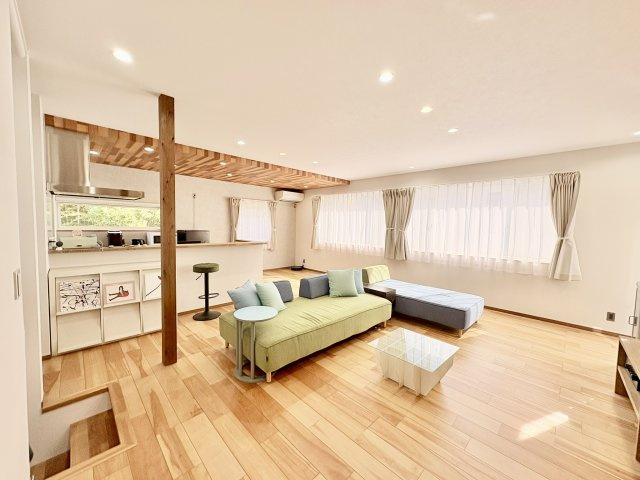 売中古戸建　中央区富塚町の居間・リビング|2階の24.5帖のLDKはこの物件の一番の魅力の一つ♪2階エリアの壁はけいそうモダンコートで湿気、消臭の効果に優れています。
