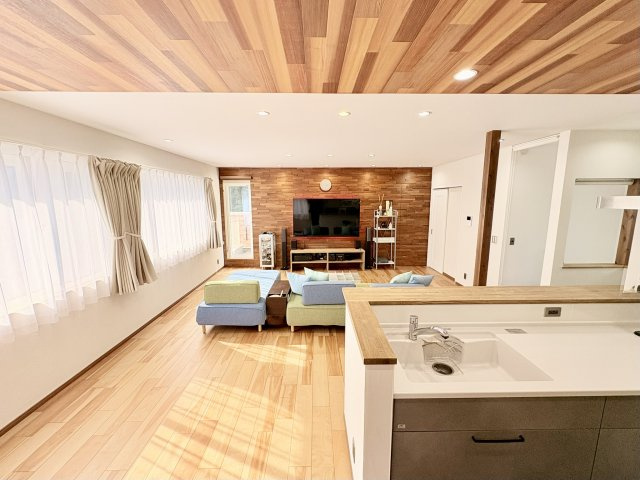 売中古戸建　中央区富塚町の居間・リビング|キッチンエリアは下がり天井で広い空間ながら仕切りが自然です。
