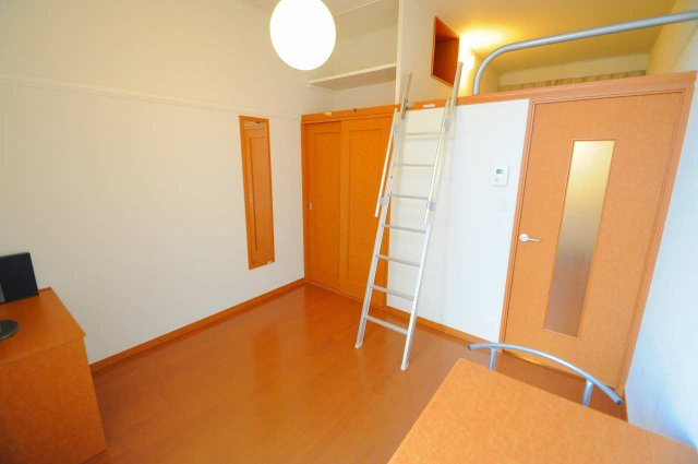 【居間・リビング】 | レオパレスブルーレイク唐崎 | 天井が高く、広々としたお部屋♪学生人気のロフト付き