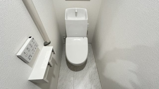 【トイレ】 | 千葉市稲毛区荻原台町　新築戸建　千葉都市モノレール「スポーツセンター」駅 | 便利で快適なウォシュレット付き　GOOD！
便座を温める機能もついているので、居心地が良く、つい長居してしまいそう！！
換気用に窓もついているので空気の入れ替えがしやすく、クリーンな空間を保てます！！