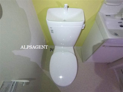 【トイレ】 | プランドール蒔田 | 黄色い壁紙のトイレ