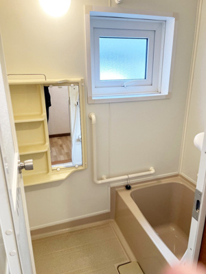 【浴室】 | 中央区南18西11 山鼻エリア 一戸建 | バスルームに窓あり