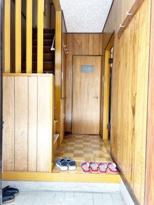 【玄関】 | 中央区南18西11 山鼻エリア 一戸建 | 玄関ホール