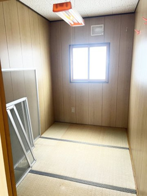 【収納】 | 中央区南18西11 山鼻エリア 一戸建 | ３帖の納戸付き