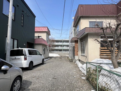 【前面道路含む現地写真】 | 中央区南18西11 山鼻エリア 一戸建 | 敷地前の位置指定道路（私道）