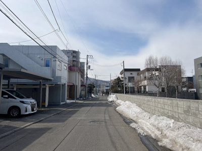 【周辺】 | 中央区南18西11 山鼻エリア 一戸建 | 位置指定道路が接する札幌市道