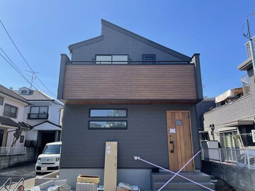 【Livele Garden.S】小平市学園西町第２期の外観|□工事中の現地を撮影。建物には養生シートが掛かっています。建物内覧はまだ出来ませんが、同一売主の近隣の完成実例をご案内致します□建物完成予定は、４月下旬です□