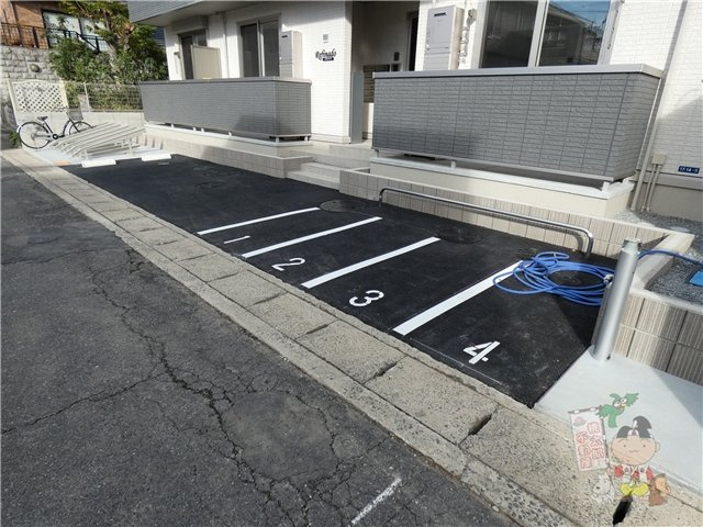 レフィナードの駐車場