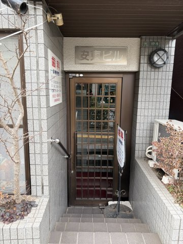 安東ビルのエントランス