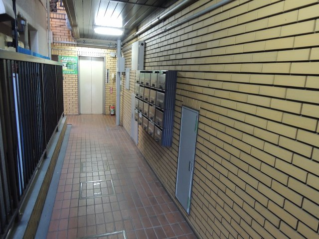 千石片岡ビルのエントランス