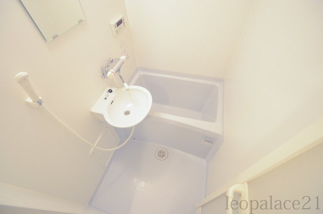 レオパレスハニーランドの浴室|設備・使用は号室により異なる為、現況を優先致します。