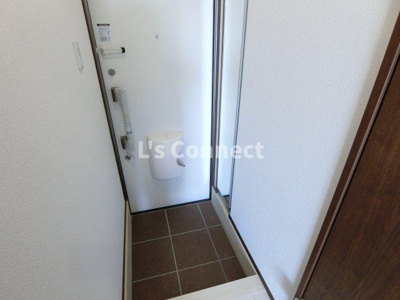 【玄関】 | ファインヒルズⅡ | 背の高い下駄箱には鏡付きで身だしなみチェック。