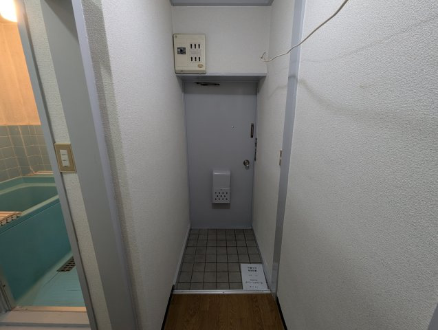 草野マンション８号館の玄関