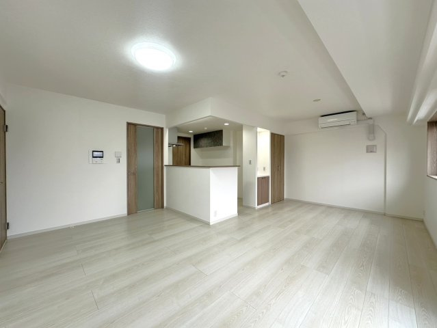 【居間・リビング】 | 白を基調とした明るいLDKは、対面式キッチンを採用し、料理中もご家族との会話が弾みます。モニター付インターホン完備で防犯性も備え、木の温もりを感じる建具が落ち着いた居住空間を演出します♪